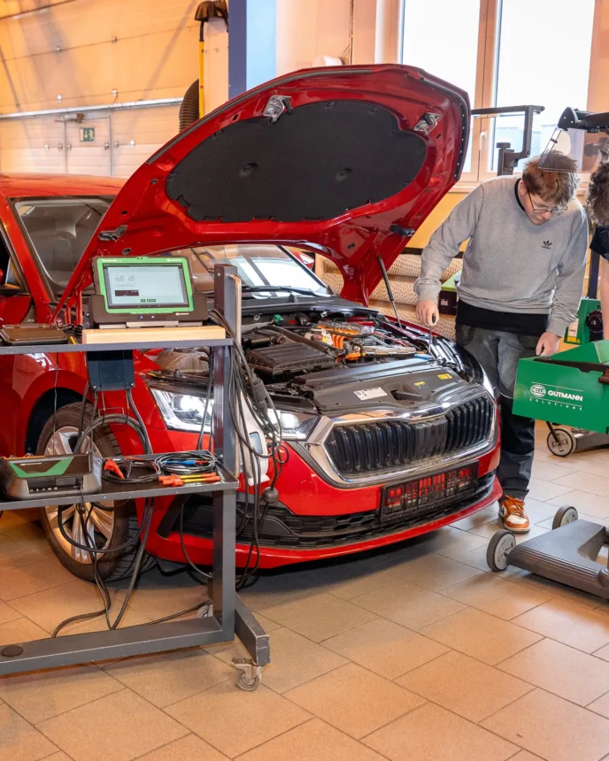 Ze školy - VOŠ, SPŠ automobilní a technická