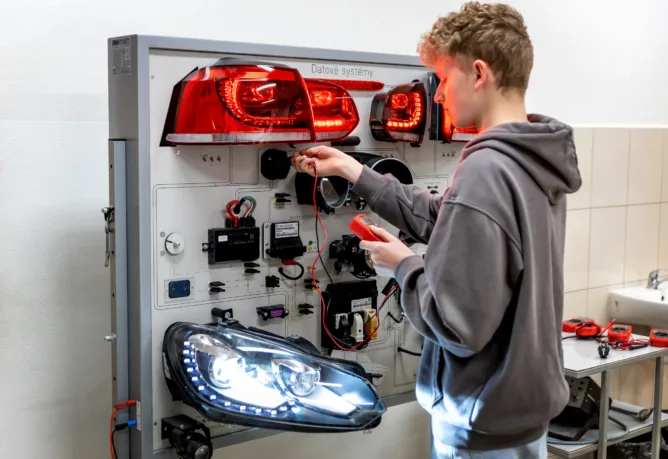 Autotronik - VOŠ, SPŠ automobilní a technická