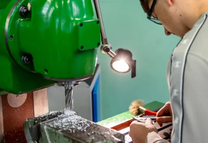 Nástrojař - VOŠ, SPŠ automobilní a technická