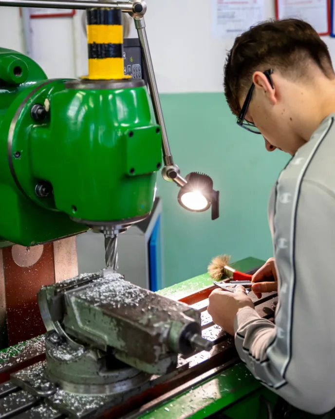 Nástrojař - VOŠ, SPŠ automobilní a technická