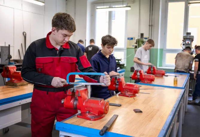 Strojní mechanik - zámečník - VOŠ, SPŠ automobilní a technická