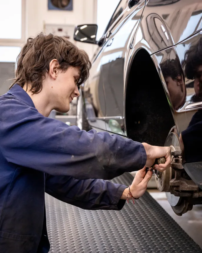 Autolakýrník - VOŠ, SPŠ automobilní a technická