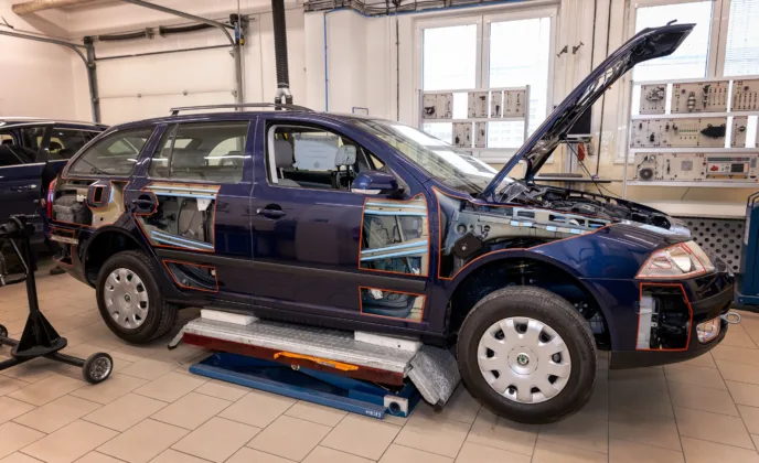 Autolakýrník - VOŠ, SPŠ automobilní a technická