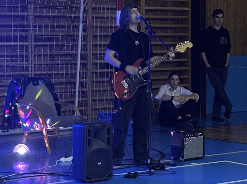 Družební večer na DM: Hudba, zábava a skvělá atmosféra! - VOŠ, SPŠ automobilní a technická