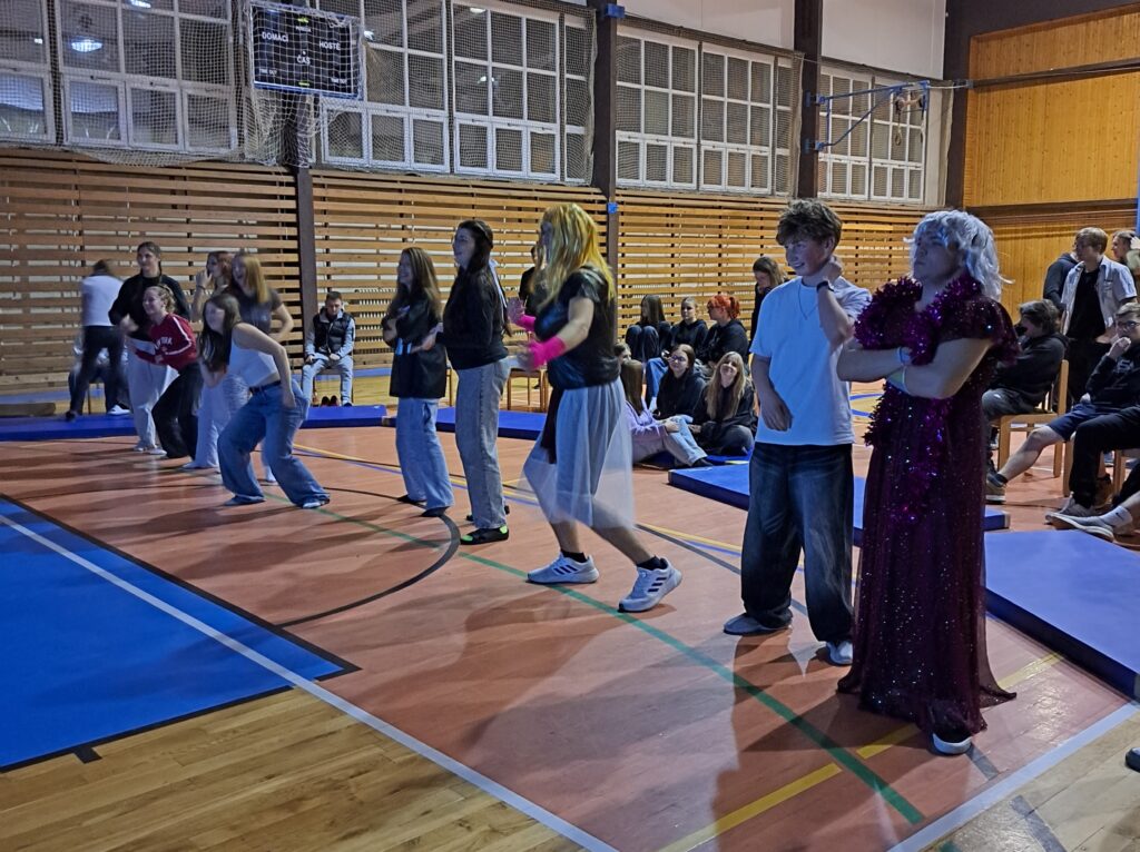 Družební večer na DM: Hudba, zábava a skvělá atmosféra! - VOŠ, SPŠ automobilní a technická