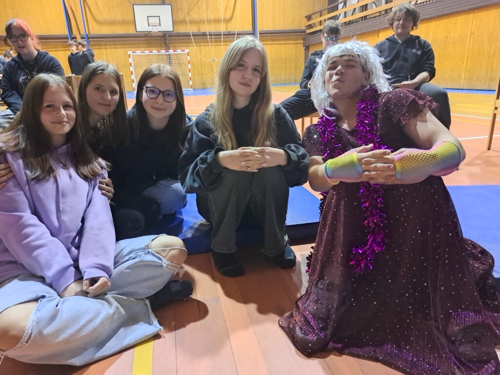 Družební večer na DM: Hudba, zábava a skvělá atmosféra! - VOŠ, SPŠ automobilní a technická