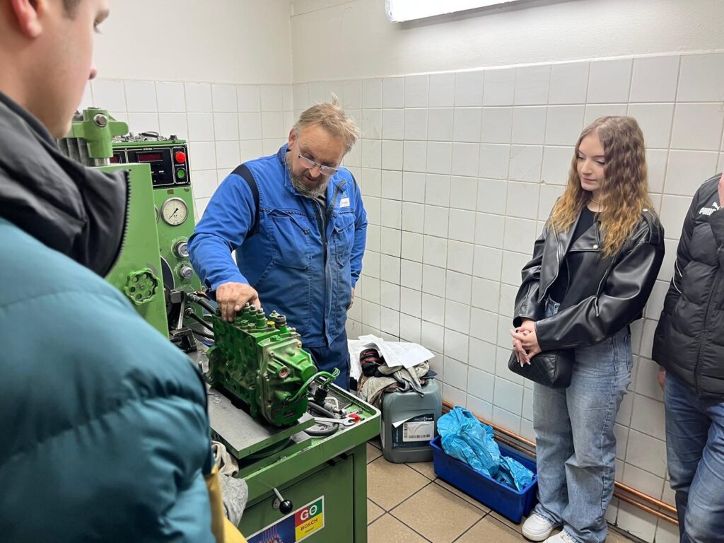Studenti VOŠ se podívali do praxe - VOŠ, SPŠ automobilní a technická