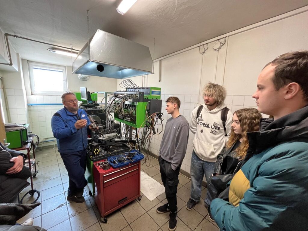 Studenti VOŠ se podívali do praxe - VOŠ, SPŠ automobilní a technická