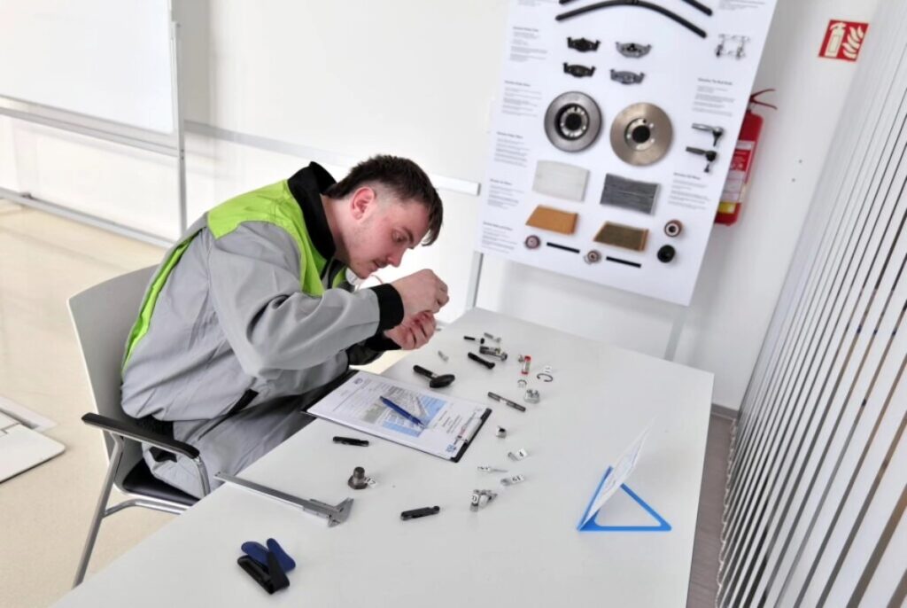 Autoopravář Junior 2026: zlato pro Karosáře a dominance v Automechanikovi - VOŠ, SPŠ automobilní a technická