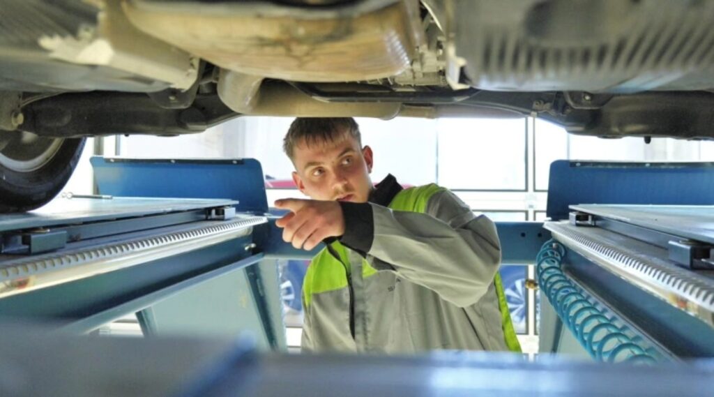 Autoopravář Junior 2026: zlato pro Karosáře a dominance v Automechanikovi - VOŠ, SPŠ automobilní a technická